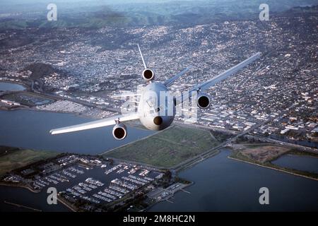 Vue aérienne d'une extension de ravitaillement en vol de l'aile KC-10A de 22nd en vol avec la ville de San Francisco en arrière-plan. Date exacte prise de vue inconnue. Base : Travis Air Force base État : Californie (CA) pays : États-Unis d'Amérique (USA) Banque D'Images