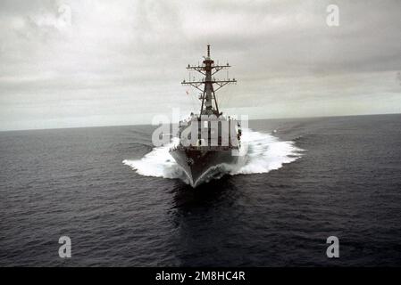 Vue aérienne du destroyer de missile guidé USS ARLEIGH BURKE (DDG-51) en cours à grande vitesse. Pays: Océan Atlantique (AOC) Banque D'Images