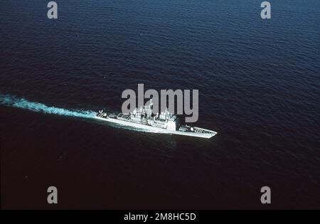 Vue oblique à tribord du quartier du croiseur de missiles guidé USS HUE (CG-66) en cours. Pays: Océan Atlantique (AOC) Banque D'Images