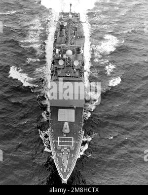 Vue aérienne de l'arc du croiseur de missiles guidé VELLA GULF (CG-72) en cours pendant les essais en mer. Pays: Golfe du Mexique Banque D'Images