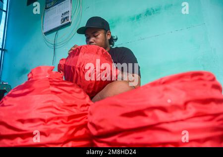 Malang, East Java, Indonésie. 13th janvier 2023. Les artisans font des lanternes rouges en préparation de la fête du nouvel an chinois. Les ventes de ces lanternes ont augmenté depuis deux mois, avec une vente moyenne de 6 000 unités. En plus d'être vendus dans des régions d'Indonésie, ces lanternes sont également exportées vers l'Italie, autour de 3 000 unités. (Credit image: © Moch Farabi Wardana/Pacific Press via ZUMA Press Wire) USAGE ÉDITORIAL SEULEMENT! Non destiné À un usage commercial ! Crédit : ZUMA Press, Inc./Alay Live News Banque D'Images