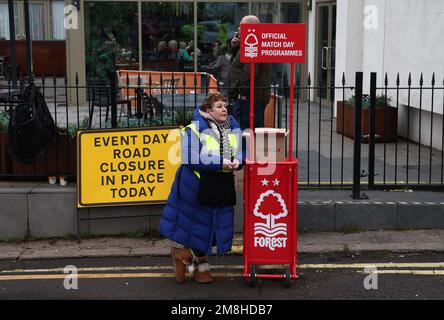 Nottingham, Royaume-Uni. 14th janvier 2023. Un vendeur de programme attend les fans avant le match de la Premier League à la City Ground, Nottingham. Credit: Sportimage/Alay Live News Banque D'Images