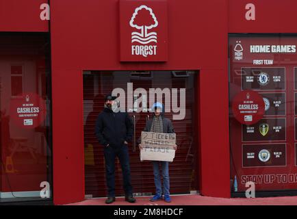 Nottingham, Royaume-Uni. 14th janvier 2023. Un fan demande des billets d'actions avant le match de la Premier League à la City Ground, Nottingham. Credit: Sportimage/Alay Live News Banque D'Images