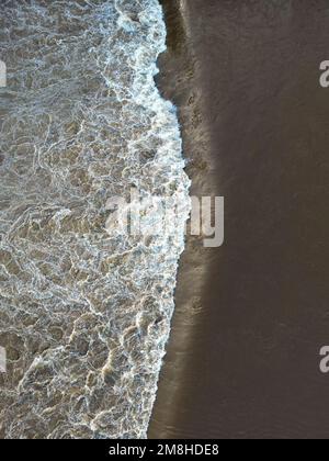 Vue aérienne de l'eau de crue qui coule sur un grand déversoir sur une rivière. Personne. Banque D'Images