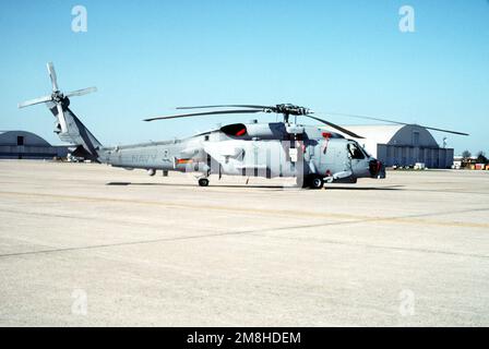 Vue du côté droit d'un hélicoptère SH-60F Sea Hawk stationné sur la ligne de vol. Base: Naval Air Facility, Andrews AFB État: Maryland (MD) pays: Etats-Unis d'Amérique (USA) Banque D'Images