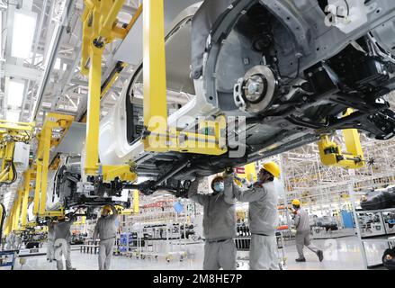 QINGDAO, CHINE - 14 JANVIER 2023 - les travailleurs inspectent les véhicules avant de rouler de la chaîne de production à l'atelier de production de Beijing automobile F. Banque D'Images