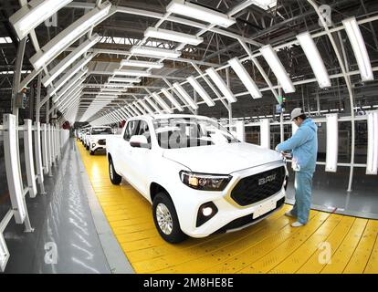 QINGDAO, CHINE - 14 JANVIER 2023 - les travailleurs inspectent les véhicules avant de rouler de la chaîne de production à l'atelier de production de Beijing automobile F. Banque D'Images