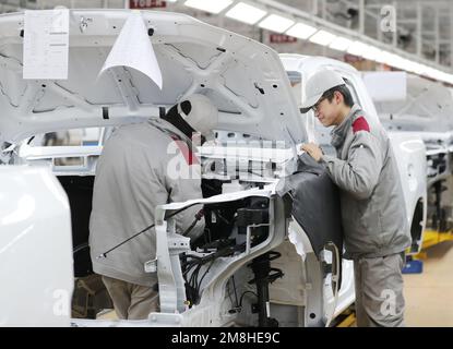 QINGDAO, CHINE - 14 JANVIER 2023 - les travailleurs installent des intérieurs à l'atelier de production de la base Qingdao de Beijing automobile Factor Banque D'Images