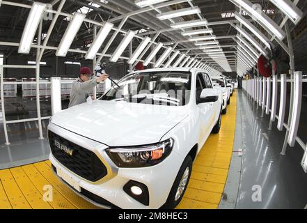 QINGDAO, CHINE - 14 JANVIER 2023 - les travailleurs inspectent les véhicules avant de rouler de la chaîne de production à l'atelier de production de Beijing automobile F. Banque D'Images