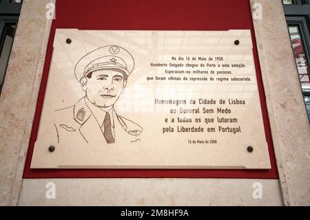 Plaque commémorative du général et homme politique Humberto Delgado (1906-1965) à la gare Santa Apolonia, Lisbonne, Portugal Banque D'Images