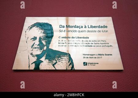 Plaque commémorative du politicien et ancien président du Portugal Mario Soares (1924-2017), gare Santa Apolonia, Lisbonne, Portugal Banque D'Images