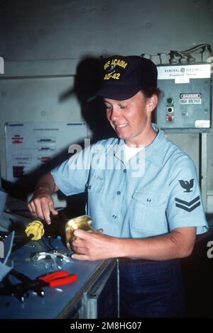 Lisa Smith, électricien Mate 2nd Class, vérifie une prise de courant à bord du destroyer tendre USS ACADIA (AD-42). Base: Naval Air Station, San Diego État: Californie (CA) pays: Etats-Unis d'Amérique (USA) Banque D'Images