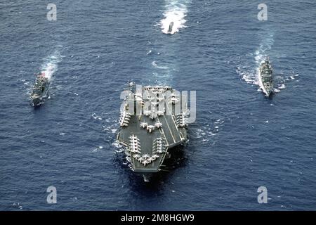 Une vue oblique de l'arc-on de Westpac '93 Battle Group Foxtrot en cours. (De gauche à droite). La frégate de missiles guidés USS INGRAHAM (FFG-61), le sous-marin d'attaque nucléaire USS PASADENA (SSN-752), l'avion nucléaire USS ABRAHAM LINCOLN (CVN-72) et le croiseur de missiles guidés USS FOX (CG-33). Pays : Océan Pacifique (POC) Banque D'Images