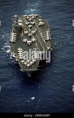 Une vue oblique de proue haute sur le porte-avions à propulsion nucléaire USS ABRAHAM LINCOLN (CVN-72) en cours pendant Westpac '93. Pays : Océan Pacifique (POC) Banque D'Images