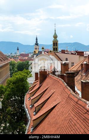 Vue sur les toits de Graz, Autriche; toits carrelés rouges vus de Schlossberg Banque D'Images