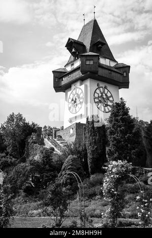 Vue sur la Tour de l'horloge et les jardins du fort Schlossberg, Graz Autriche par une journée ensoleillée Banque D'Images