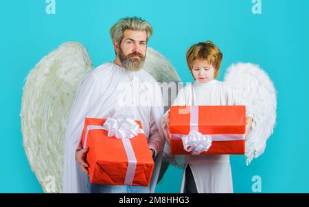 Célébration de la Saint-Valentin. Le père et le fils des Anges de Saint-Valentin avec boîte cadeau. Banque D'Images