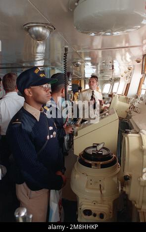 Midshipman 1st classe Michael Nelms visite le pont de la marine russe Krivak I classe frégate BDITELNY tout en participant à un échange d'observateurs et d'hommes d'équipage entre le navire russe et le destroyer USS DEYO (DD-989) pendant l'exercice BALTOPS '93. Pour la première fois depuis 22 ans, les pays d'Europe orientale, à savoir l'Estonie, la Lettonie, la Lituanie, la Pologne et la Russie, ont été invités à participer aux phases non militaires de l'exercice. DEYO est le vaisseau amiral du commandant de l'exercice. Sujet opération/série: BALTOPS '93 pays: Mer Baltique Banque D'Images