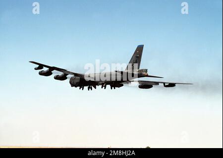 Un B-52H Stratoforteresse du 20th Bomb Squadron (2nd Wing) à la base aérienne de Barksdale, en Louisiane, déchaîne de droite à gauche pendant l'exercice Mighty Force 93-6. La 2nd e Escadre de Barksdale a déployé 12 avions et 430 personnes pour participer à l'exercice Mighty Force 93-6. Sujet opération/série: FORCE PUISSANTE 93-6 base: Roswell État: Nouveau Mexique (NM) pays: Etats-Unis d'Amérique (USA) Banque D'Images