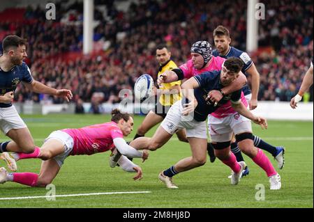 Jimmy O'Brien (au centre) de Leinster, affronté par Ben Meehan (à gauche) de Gloucester et Ben Morgan lors du match de la coupe des champions Heineken au stade Kingsholm de Gloucester. Date de la photo: Samedi 14 janvier 2023. Banque D'Images