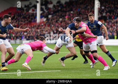 Jimmy O'Brien (au centre) de Leinster, affronté par Ben Meehan (à gauche) de Gloucester et Ben Morgan lors du match de la coupe des champions Heineken au stade Kingsholm de Gloucester. Date de la photo: Samedi 14 janvier 2023. Banque D'Images