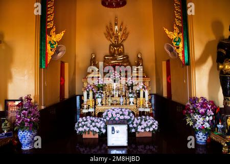 Statue de bouddha antique dans la salle d'ordination d'ubosot antique pour les gens thaïlandais voyage visite respect prière bénédiction souhaiter mystère dans la pagode de Wat Toom ou Tum t Banque D'Images