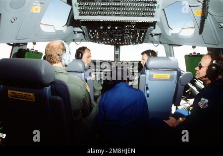 Intérieur du C-17, le premier à être livré à la Force aérienne, poste de pilotage depuis l'usine McDonnell Douglas de long Beach, CA. Commandant de l'aéronef, LTC Giles Gentry, 437th, aile du pont aérien (à gauche) aux commandes et copilote, MAJ Joseph B. Niemeyer, 17th, Escadron de transport aérien, à droite. À l'extrême gauche se trouve le deuxième copilote, LE MAJ Paul Skyes, 317th escadron de transport aérien, à l'extrême droite M. David Swain, McDonnell Douglas Vice-président responsable de la production du C-17 et au centre se trouve le technicien en avionique de McDonnell Douglas, M. Arlanders Ewing. Base: Little Rock État: Arkansas (AR) pays: États-Unis d'Amérique Banque D'Images