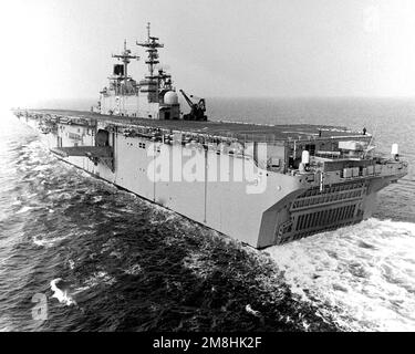 Vue du quartier portuaire du navire d'assaut amphibie USS KEARSARGE (LHD-3) en cours pendant les essais en mer. Pays: Golfe du Mexique Banque D'Images