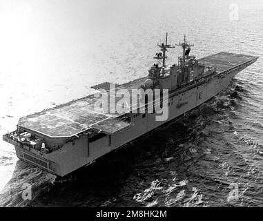 Vue à tribord du navire d'assaut amphibie USS KEARSARGE (LHD-3) en cours pendant les essais en mer. Pays: Golfe du Mexique Banque D'Images