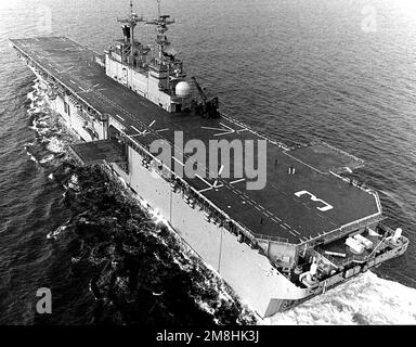 Vue en hauteur du quartier portuaire du navire d'assaut amphibie USS KEARSARGE (LHD-3) en cours d'essais en mer. Pays: Golfe du Mexique Banque D'Images