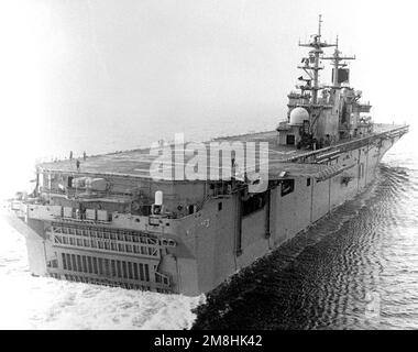 Vue à tribord du navire d'assaut amphibie USS KEARSARGE (LHD-3) en cours pendant les essais en mer. Pays: Golfe du Mexique Banque D'Images