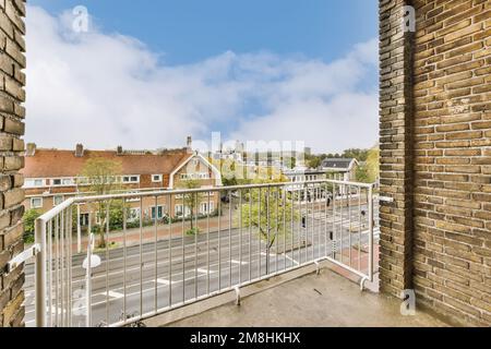 un balcon avec des murs de briques et des rampes blanches dans l'avant - image est prise de l'intérieur d'un immeuble d'appartements Banque D'Images