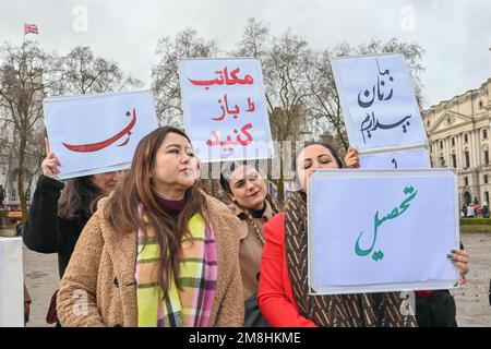 Place du Parlement, Londres, Royaume-Uni. 14 janvier 2023 : manifestation de la communauté afghane pour les femmes et les filles afghanes en faveur des droits à l'alimentation, au travail et à l'éducation et de la liberté pour les femmes et les filles afghanes. Crédit : voir Li/Picture Capital/Alamy Live News Banque D'Images
