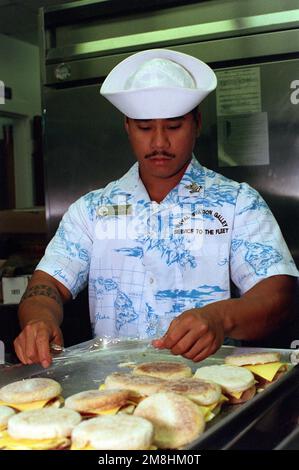 MESS Management SPECIALIST 2nd Class Himalaya aide à la préparation du petit déjeuner pour le Président William Jefferson Clinton lors de sa visite à la station navale et d'autres installations militaires de la région. Base: Naval Station, Pearl Harbor État: Hawaii (HI) pays: Etats-Unis d'Amérique (USA) Banque D'Images