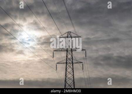 Le vieux pylône d'électricité de treillis Banque D'Images