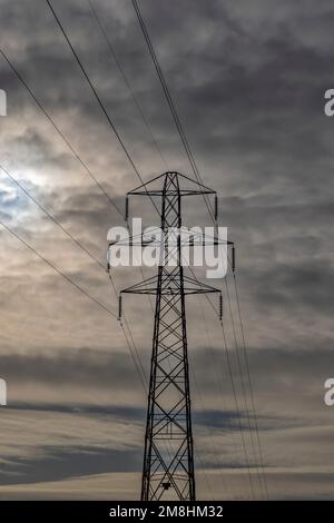 Le vieux pylône d'électricité de treillis Banque D'Images