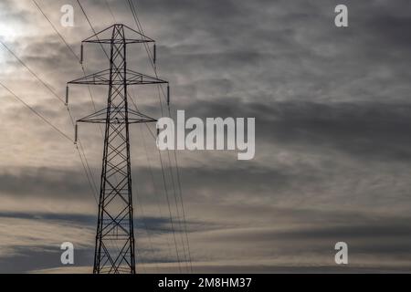 Le vieux pylône d'électricité de treillis Banque D'Images