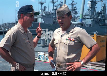 Philip A. dur, commandant du Cruiser Destroyer Group 8, s'entretient avec le commandant du croiseur de missiles guidé USS ANZIO (CG-68) lors de sa visite à bord du navire. Base: Naval Air Station, Norfolk État: Virginie (va) pays: Etats-Unis d'Amérique (USA) Banque D'Images