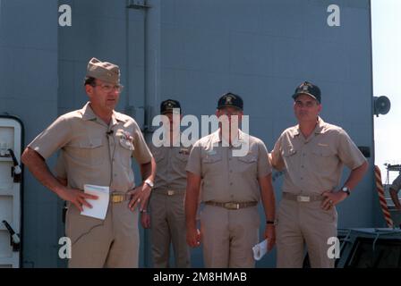 Philip A. Dur, commandant du Cruiser Destroyer Group 8, s'adresse à l'équipage à bord du croiseur de missiles guidé USS ANZIO (CG-68) lors de sa visite à bord du navire. Pays: Océan Atlantique (AOC) Banque D'Images