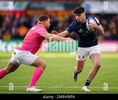 Le Jimmy O'Brien (à droite) de Leinster est attaqué par Kirill Gotovtsev de Gloucester lors du match de la coupe des champions Heineken au stade Kingsholm, à Gloucester. Date de la photo: Samedi 14 janvier 2023. Banque D'Images