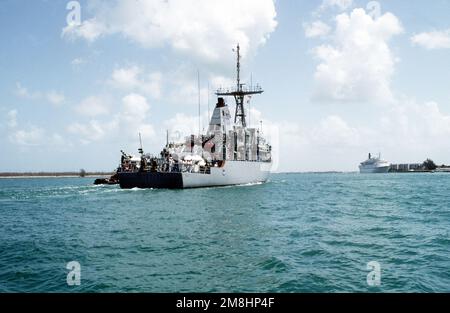 Les membres de l'équipage se tiennent sur le rail sur la poupe du navire USS Defender (MCM-2) contre-mesures de la mine lorsque le navire approche du port à l'annexe de Trumbo point. Base: Naval Air Station, Key West État: Floride (FL) pays: Etats-Unis d'Amérique (USA) Banque D'Images