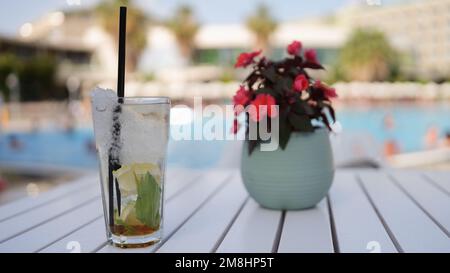 Cocktail d'été avec citron et menthe et glace sur la table d'été Banque D'Images