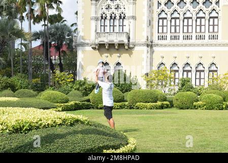 Bangkok, Thaïlande. 14th janvier 2023. Atmosphère les pères, les mères et les parents ont amené leurs enfants à visiter la Journée nationale de l'enfance, à la Maison du Gouvernement, Bangkok, Thaïlande, samedi, 14 janvier, 2023. C'est le retour de l'événement encore une fois, après l'année dernière, il y a eu une situation grave de la coronavirus 2019 (COVID-19). (Credit image: © Teera Noisakran/Pacific Press via ZUMA Press Wire) USAGE ÉDITORIAL SEULEMENT! Non destiné À un usage commercial ! Crédit : ZUMA Press, Inc./Alay Live News Banque D'Images