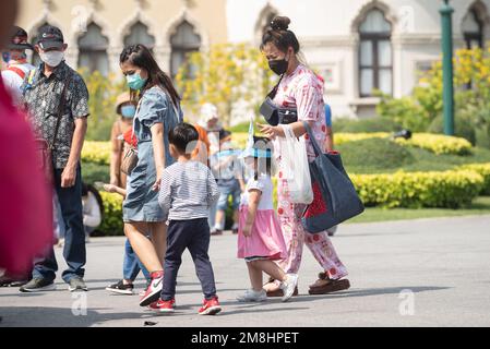 Bangkok, Thaïlande. 14th janvier 2023. Atmosphère les pères, les mères et les parents ont amené leurs enfants à visiter la Journée nationale de l'enfance, à la Maison du Gouvernement, Bangkok, Thaïlande, samedi, 14 janvier, 2023. C'est le retour de l'événement encore une fois, après l'année dernière, il y a eu une situation grave de la coronavirus 2019 (COVID-19). (Photo de Teera Noisakran/Pacific Press) Credit: Pacific Press Media production Corp./Alay Live News Banque D'Images