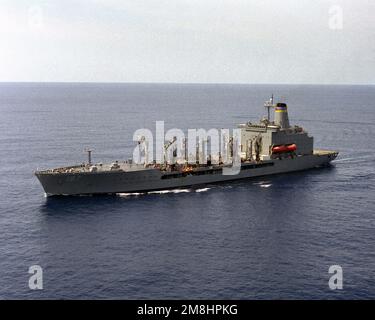 Une vue de l'avant-port du lubrificateur de la flotte USNS HENRY J. KAISER (T-AO-187) est en cours. Pays: Océan Atlantique (AOC) Banque D'Images