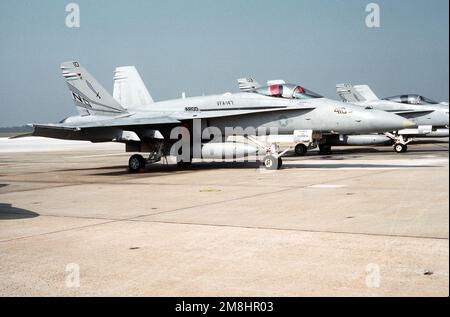 Vue avant droite d'un avion F/A-18C Hornet de l'escadron 147 de chasseurs Strike (VFA-147) stationné sur la ligne de vol. Base: Naval Air Facility, Andrews AFB État: Maryland (MD) pays: Etats-Unis d'Amérique (USA) Banque D'Images