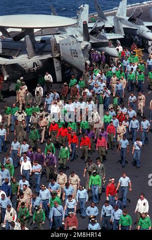 Les membres de l'équipage effectuent une visite de la plate-forme de vol du porte-avions à propulsion nucléaire USS NIMITZ (CVN-68) en cas de dommages causés par des corps étrangers. Le navire est en route au large de la côte de Californie pendant les travaux de pré-croisière. Opération/série de sujets : PAYS DE VEILLE DU SUD : Océan Pacifique (POC) Banque D'Images