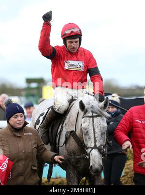 Harry Skelton célèbre la victoire des novices de Ballymore Leamington sur les bâches grises lors du Wigley Group Classic Chase Day à l'hippodrome de Warwick. Date de la photo: Samedi 14 janvier 2023. Banque D'Images