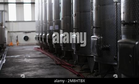 Récipients métalliques réservoirs production de produits à base de vin alcoolisé Banque D'Images