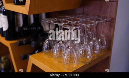 Videz les verres sur la table dans une cave à vin pour déguster une boisson Banque D'Images